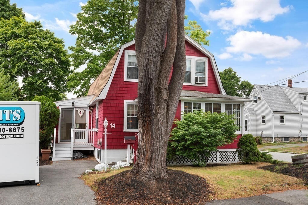 14 Middle Street Wakefield, MA 01880 - Photo 4 of 31