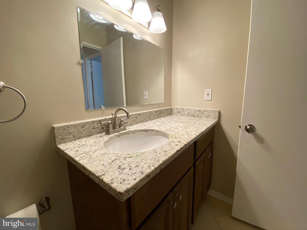 6038 Forrest Hollow Lane Springfield, VA 22152 - Photo 24 of 35 6038 Forrest Hollow Ln Upper Level Shared Bath