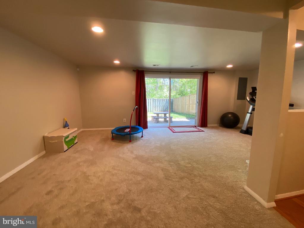 6038 Forrest Hollow Lane Springfield, VA 22152 - Photo 25 of 35 6038 Forrest Hollow Ln Family Room