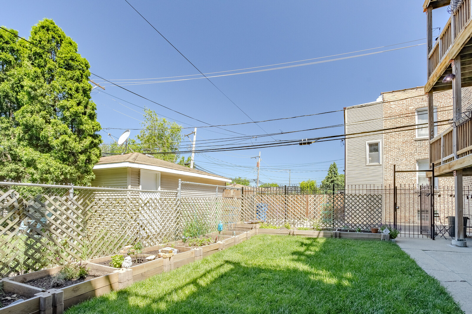 3100 West Addison Street, Unit 1A Chicago, IL 60618 - Photo 27 of 29 a front view of a house with a yard