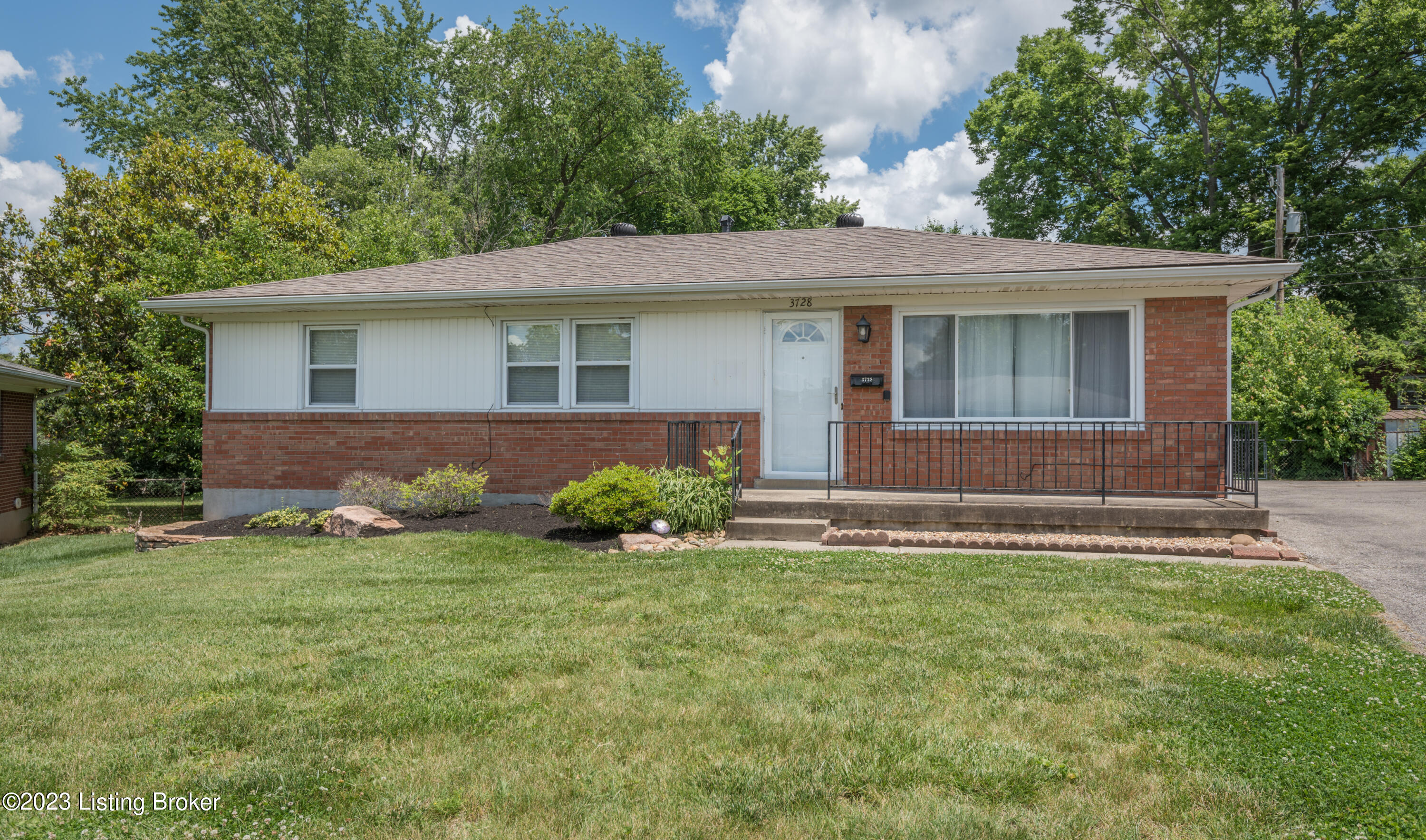 3728 Chatham Road Louisville, KY 40218 - Photo 1 of 33 Front