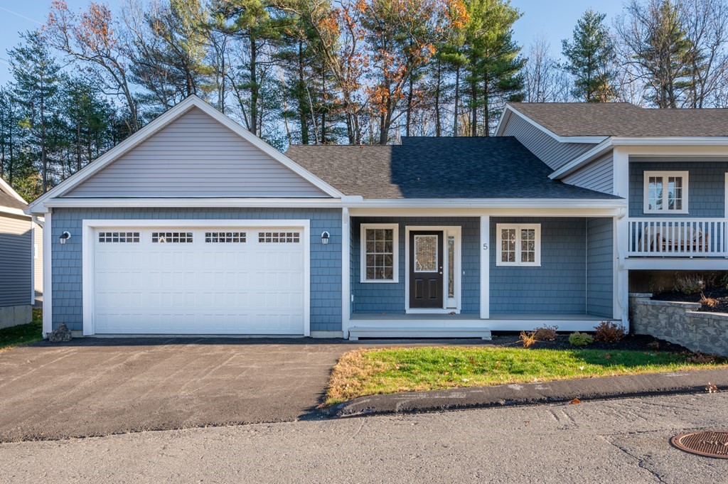 a view of front of a house with a yard
