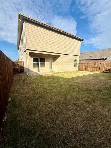 a view of an house with backyard