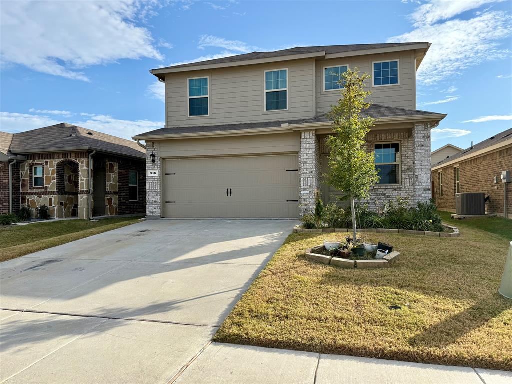 916 Country Road Royse City, TX 75189 - Photo 3 of 24 a front view of a house
