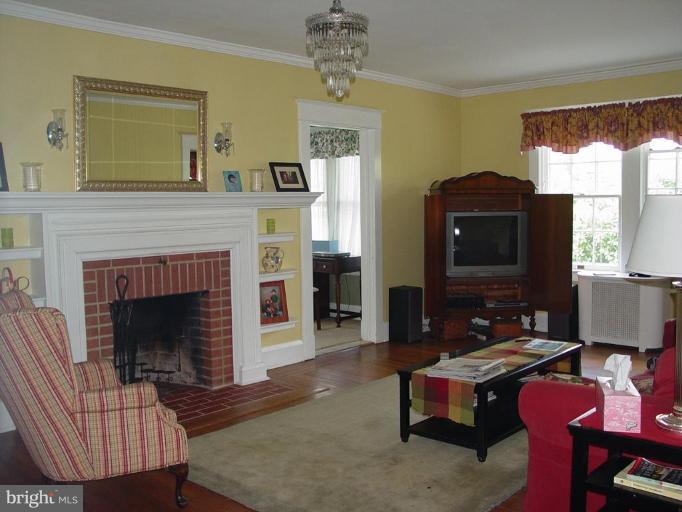 6905 Marlborough Road Baltimore, MD 21212 - Photo 6 of 16 Living Room