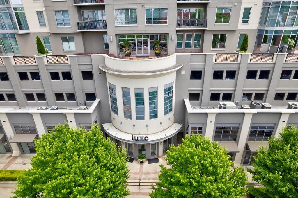 Gorgeous 1 bedroom - 1 bath condo steps from the park.