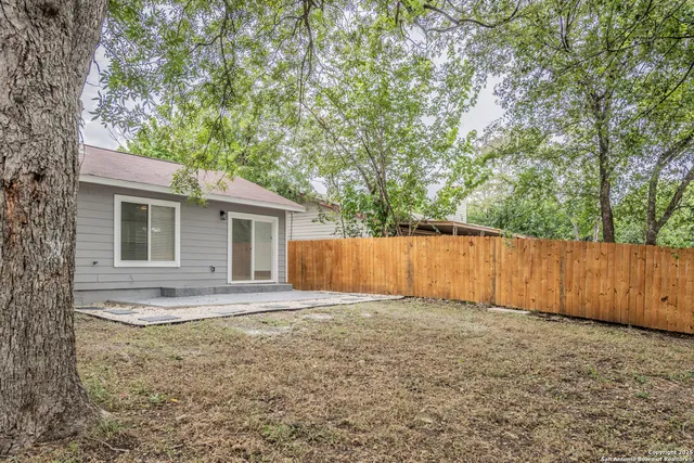 a view of a backyard