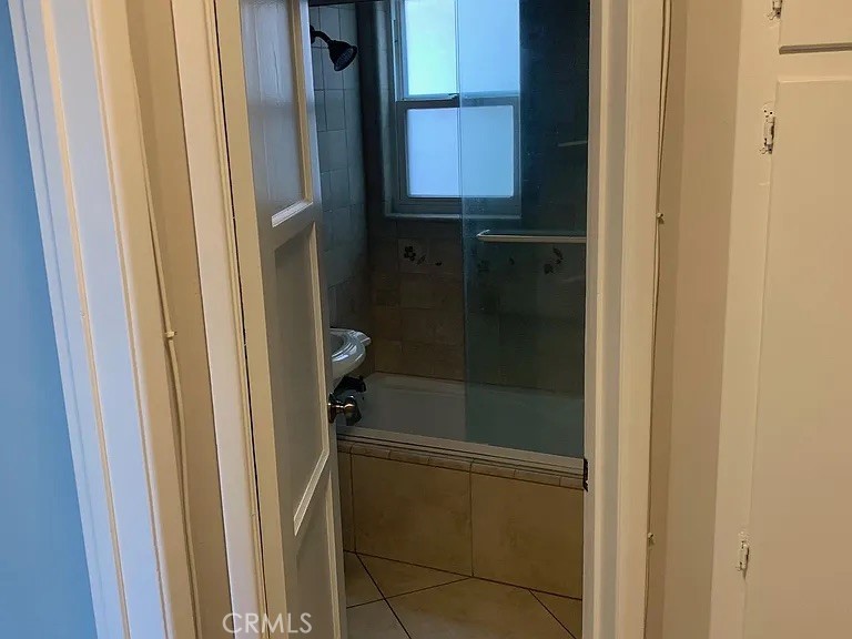 4401 Division Long Beach, CA 90803 - Photo 28 of 50 a bathroom with a bathtub