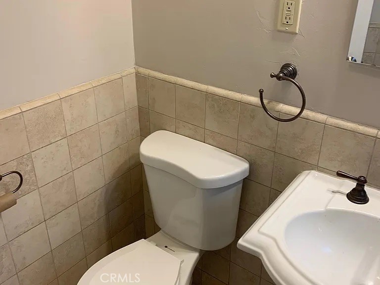 4401 Division Long Beach, CA 90803 - Photo 33 of 50 a bathroom with a toilet and a sink
