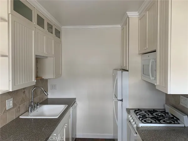 a view of a utility room with washer and dryer