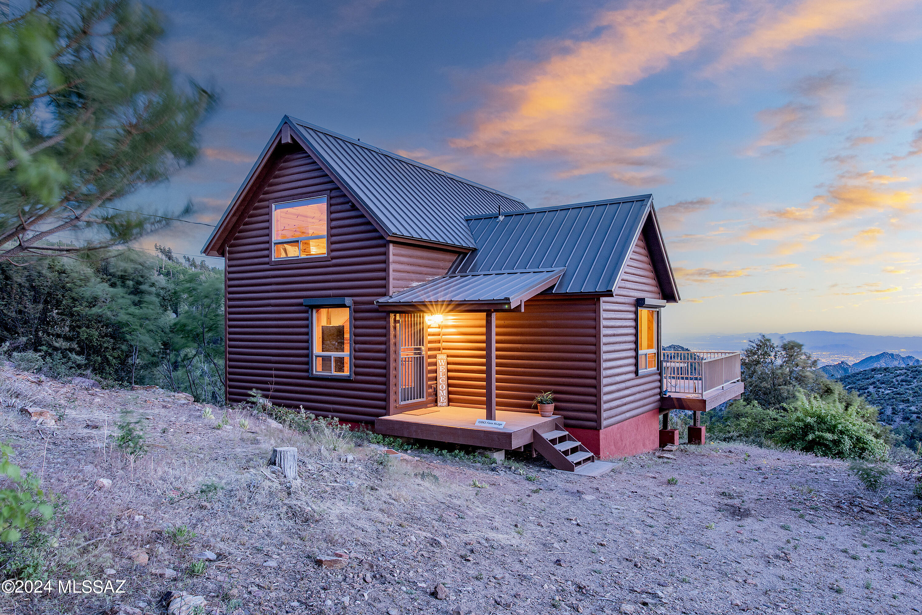 Private Cabin Situated on Mt. Lemmon On A Cul-De-Sac Lot - At the end of the Ridge. Don't Miss This Charming Cabin!