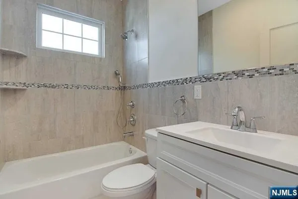 $4,000 | 734 Second Avenue, Unit 1, Lyndhurst, NJ 07071