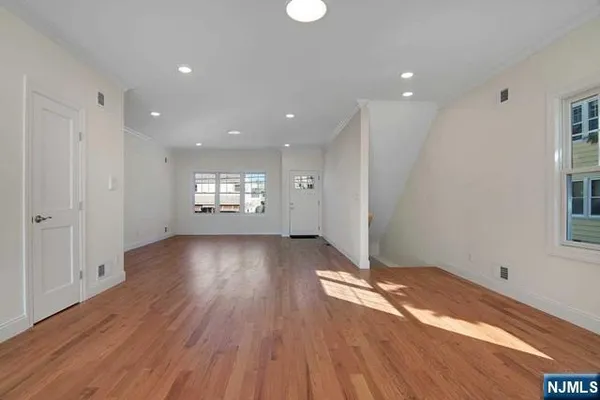$4,000 | 734 Second Avenue, Unit 1, Lyndhurst, NJ 07071