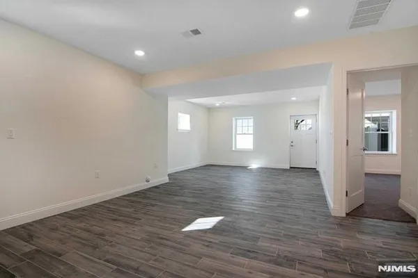 $4,000 | 734 Second Avenue, Unit 1, Lyndhurst, NJ 07071