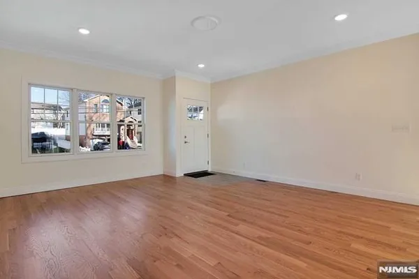 $4,000 | 734 Second Avenue, Unit 1, Lyndhurst, NJ 07071