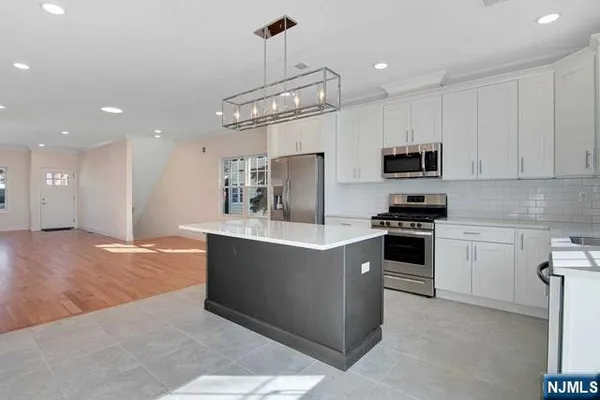 $4,000 | 734 Second Avenue, Unit 1, Lyndhurst, NJ 07071