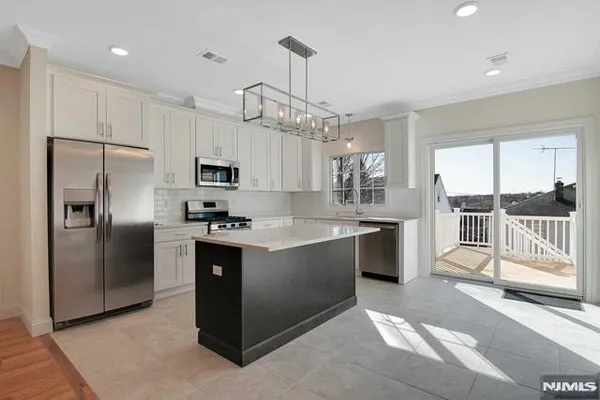 $4,000 | 734 Second Avenue, Unit 1, Lyndhurst, NJ 07071