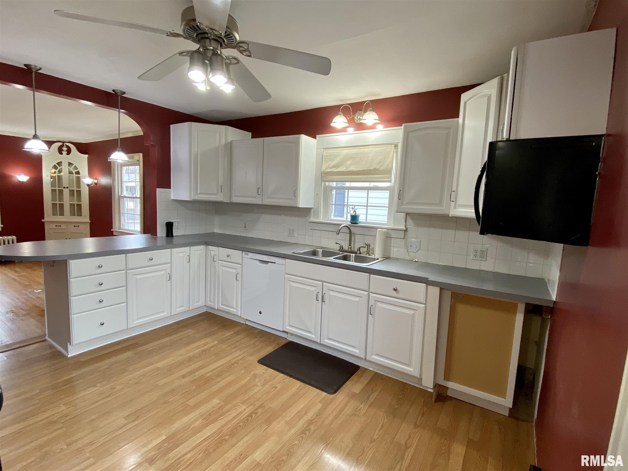 911 Edgehill Road Jacksonville, IL 62650 - Photo 12 of 36 Gallery Image 12
