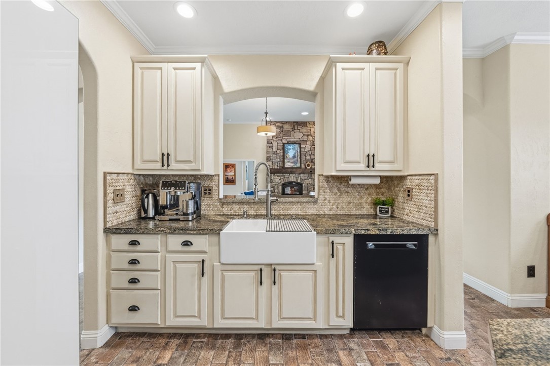 45600 La Cruz Drive Temecula, CA 92590 - Photo 29 of 75 a kitchen with cabinets appliances and a counter space