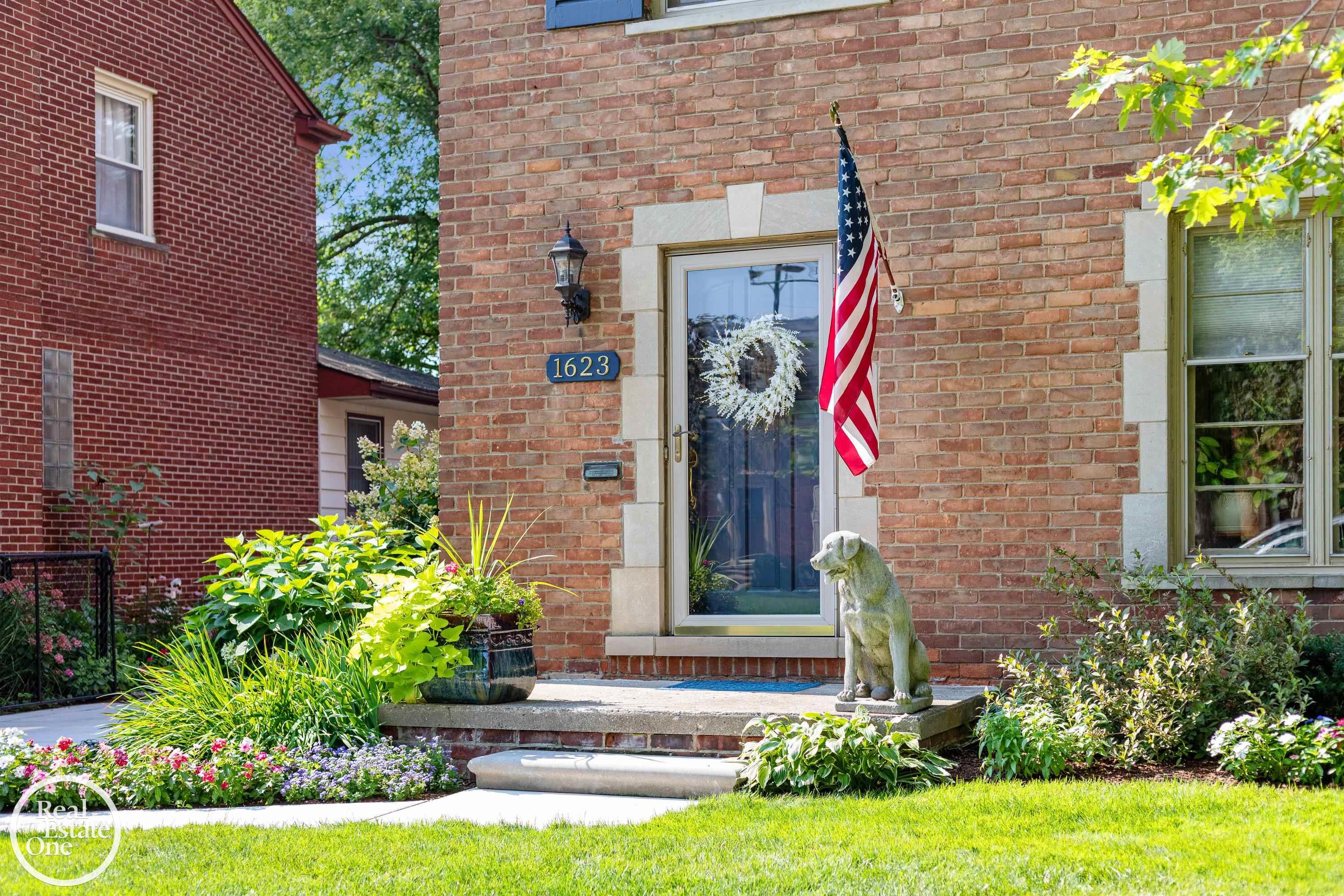 1623 Severn Road Grosse Pointe, MI 48236 - Photo 3 of 68 50202314-dcd1295b-3a59-4635-985c-2c53864dfbdd.JPG