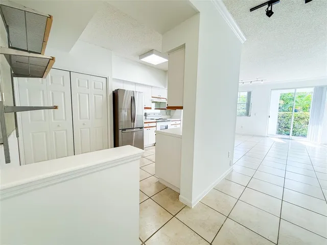 $2,600 | 3105 Northeast 184th Street, Unit 7106, North Miami Beach, FL 33160