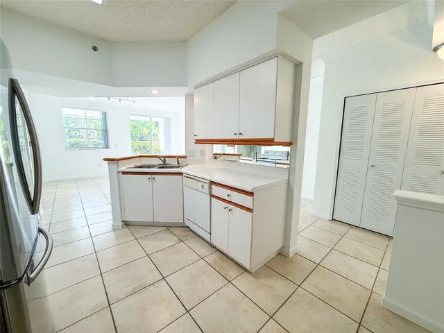 $2,600 | 3105 Northeast 184th Street, Unit 7106, North Miami Beach, FL 33160