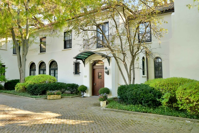 920 Hill Road Winnetka, IL 60093 - Photo 3 of 10 a front view of a house with garden