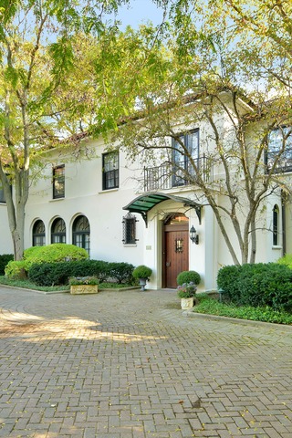 920 Hill Road Winnetka, IL 60093 - Photo 4 of 10 a front view of a house with garden