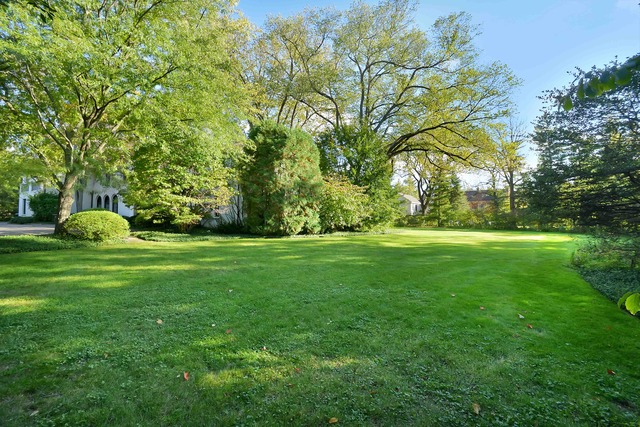 920 Hill Road Winnetka, IL 60093 - Photo 5 of 10 a view of a garden