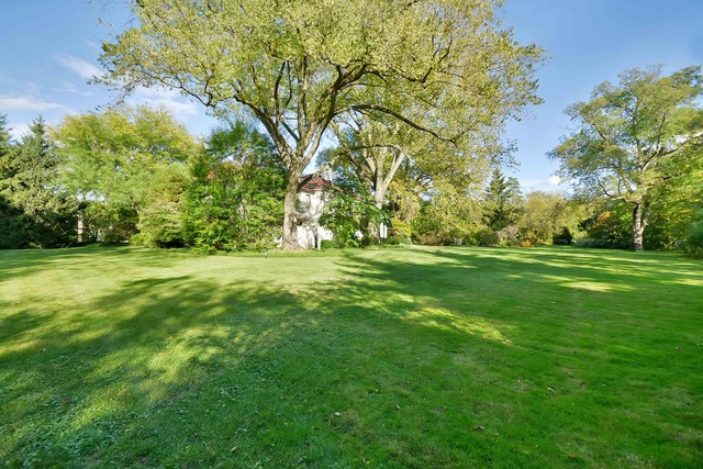 920 Hill Road Winnetka, IL 60093 - Photo 6 of 10 a view of a green field