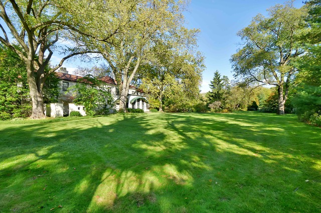 920 Hill Road Winnetka, IL 60093 - Photo 7 of 10 a backyard of a house with lots of green space