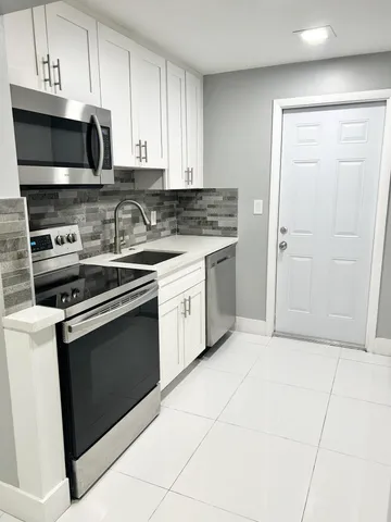 $1,600 | 721 Northeast 6th Street, Unit C, Hallandale Beach, FL 33009