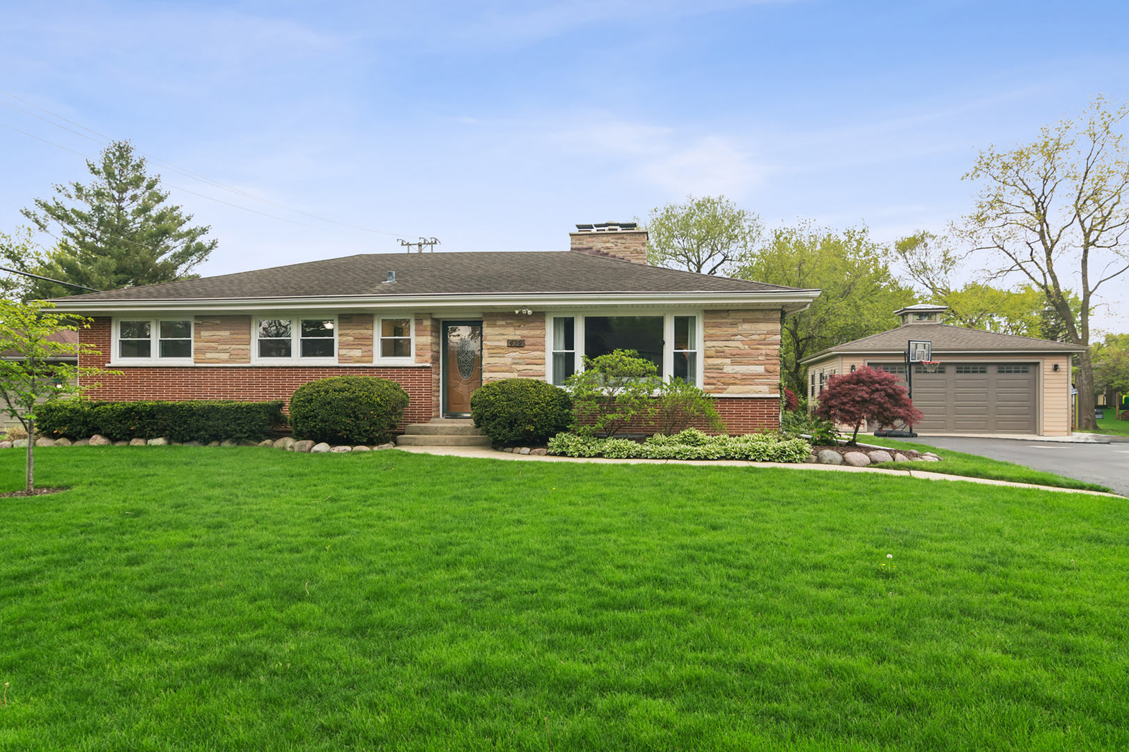 429 West Helen Road Palatine, IL 60067 - Photo 1 of 21