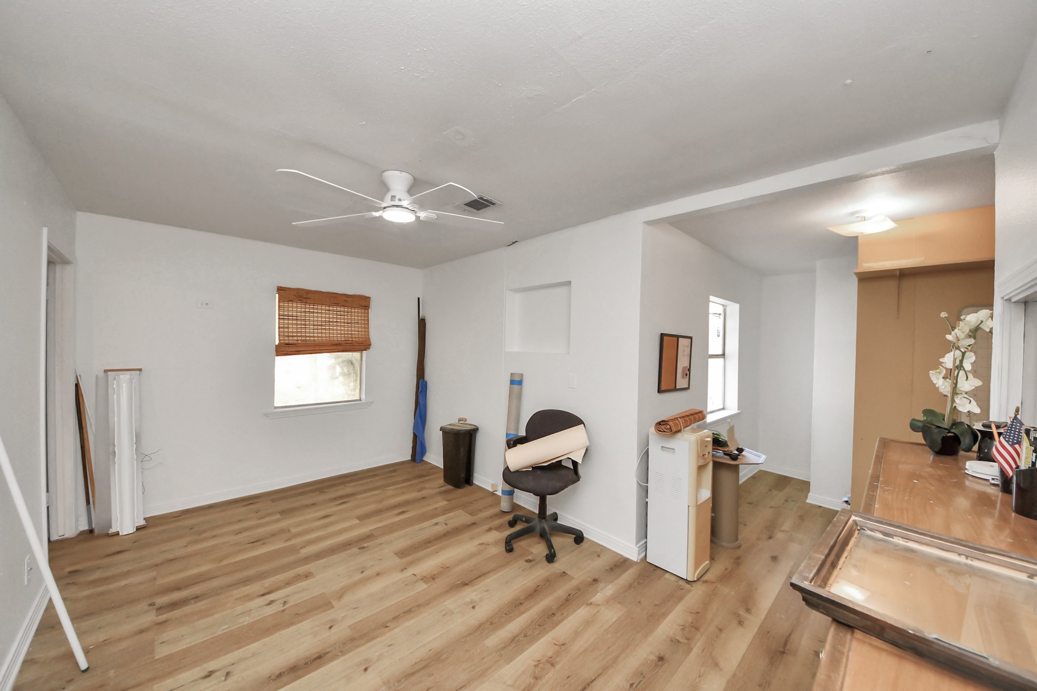5303 Lyons Avenue, Unit 4 Houston, TX 77020 - Photo 17 of 40 a workspace with wooden floor and furniture