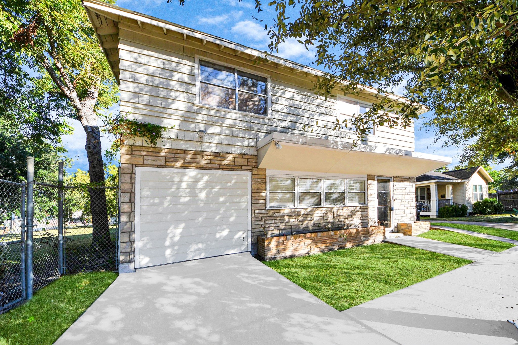 5303 Lyons Avenue, Unit 4 Houston, TX 77020 - Photo 2 of 40 a front view of a house with a garden