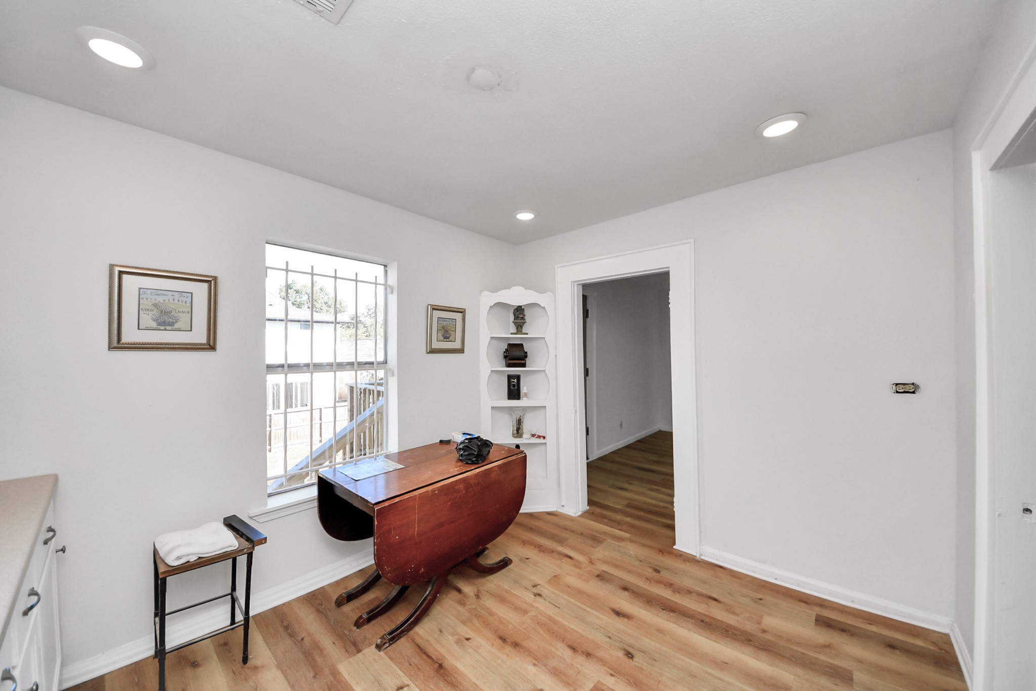 5303 Lyons Avenue, Unit 4 Houston, TX 77020 - Photo 25 of 40 a living room with furniture and a window