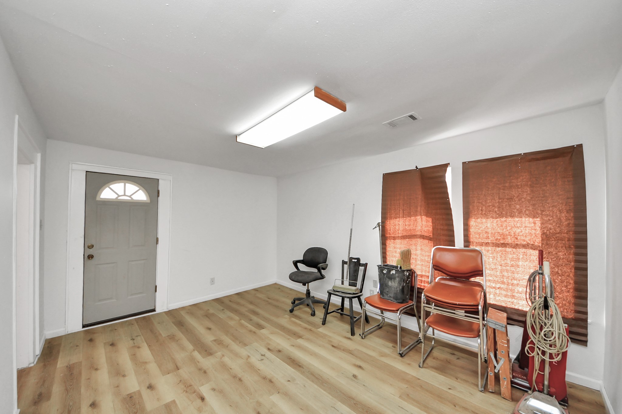 5303 Lyons Avenue, Unit 4 Houston, TX 77020 - Photo 26 of 40 a workspace with furniture and a window