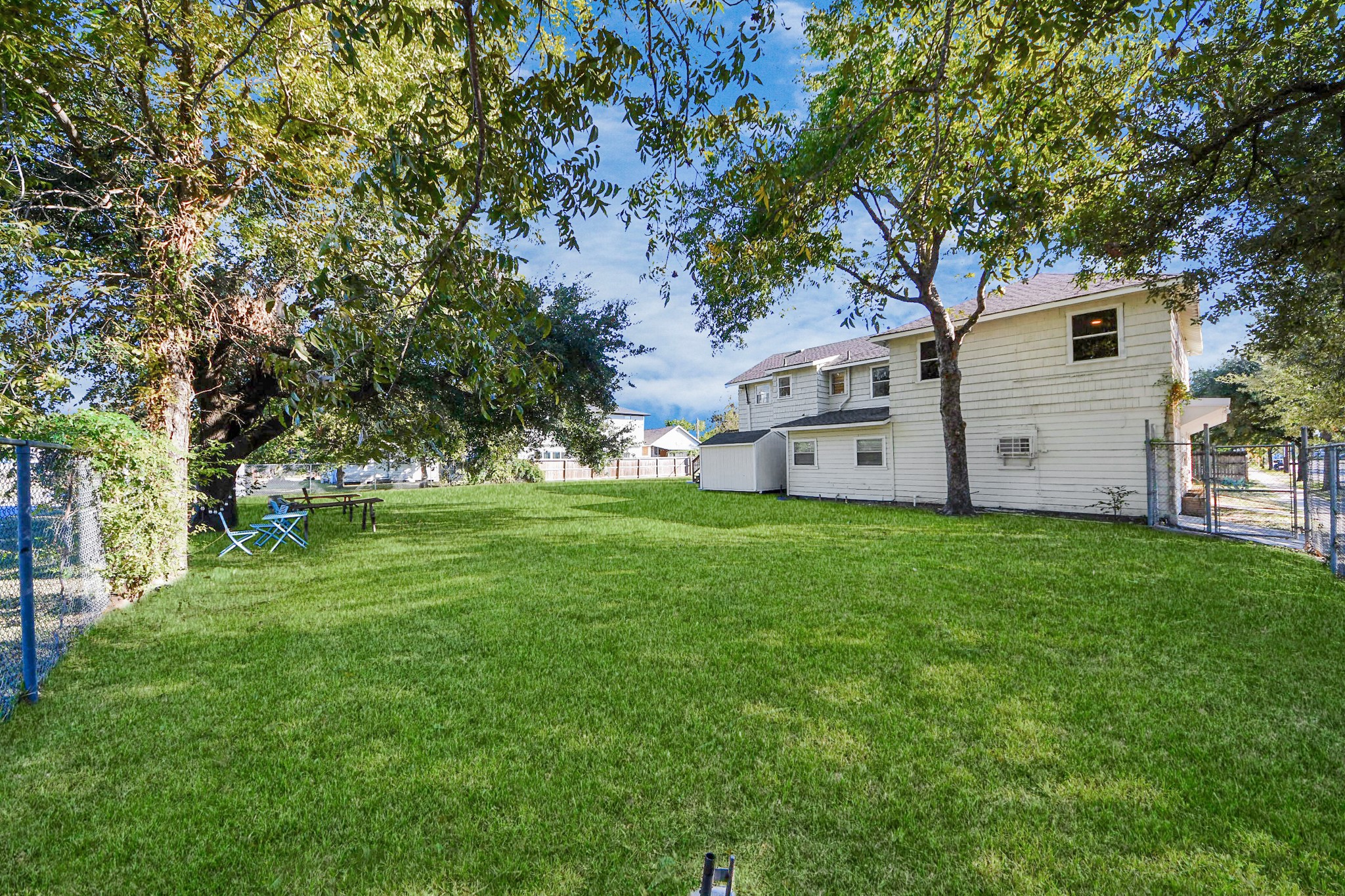 5303 Lyons Avenue, Unit 4 Houston, TX 77020 - Photo 38 of 40 a view of a backyard with large trees