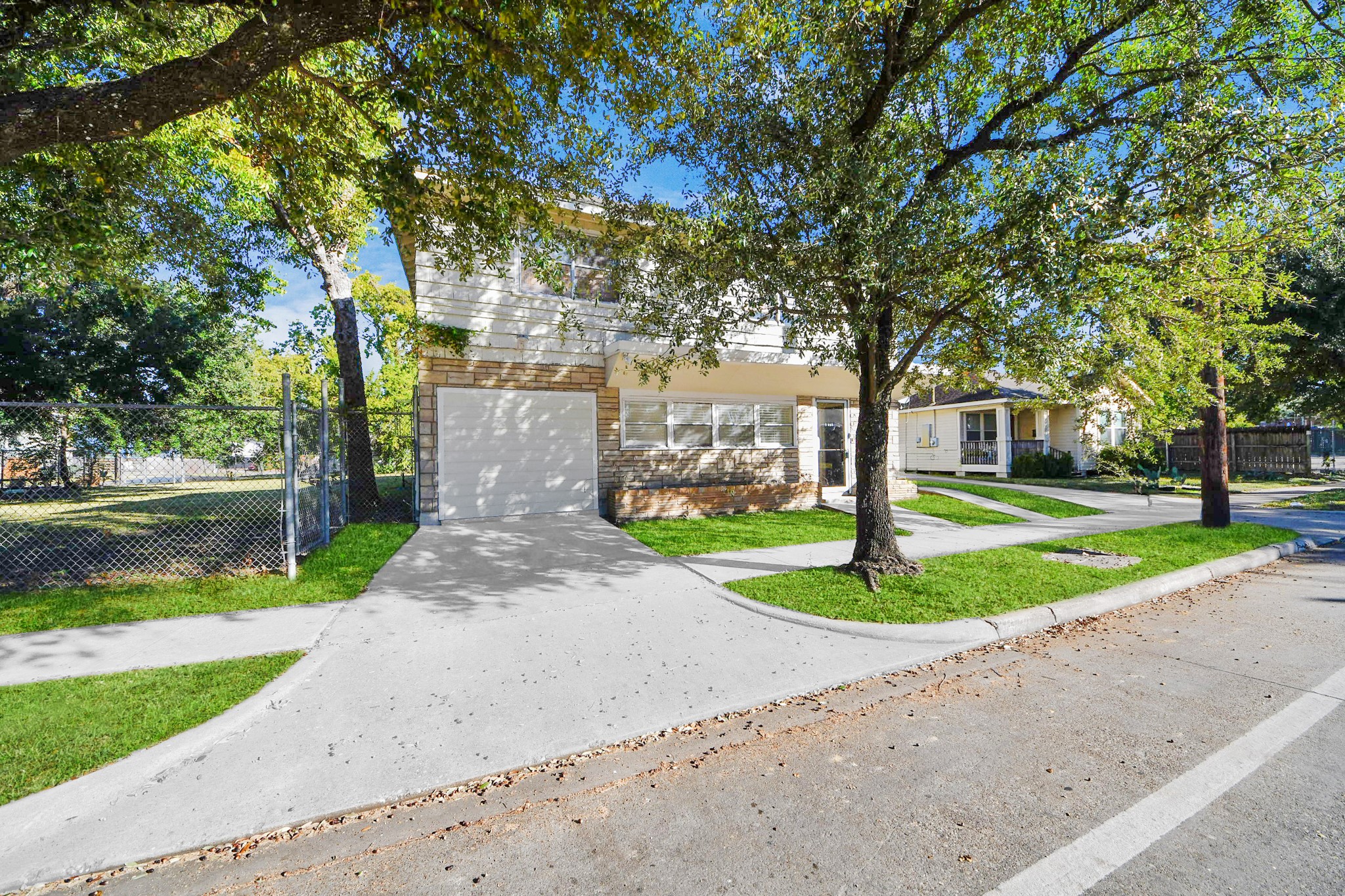 5303 Lyons Avenue, Unit 4 Houston, TX 77020 - Photo 4 of 40 a view of a garden with tree s