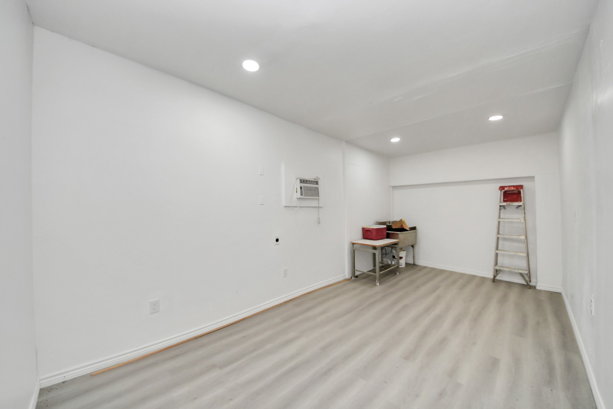 5303 Lyons Avenue, Unit 4 Houston, TX 77020 - Photo 10 of 40 an empty room with a bench and a window