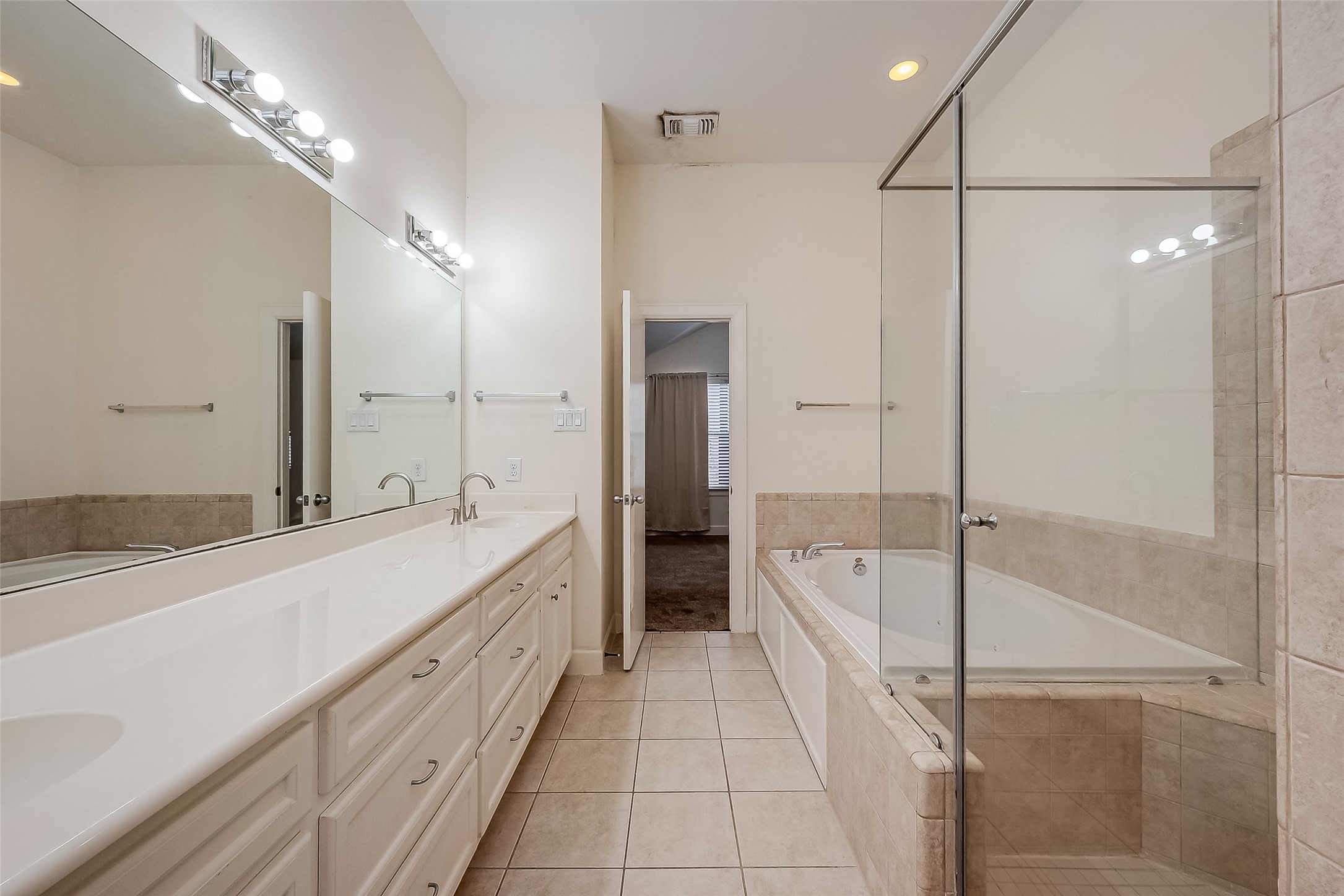 2710 Hullsmith Drive, Unit 1503 Houston, TX 77063 - Photo 13 of 14 a spacious bathroom with a tub shower and hallway