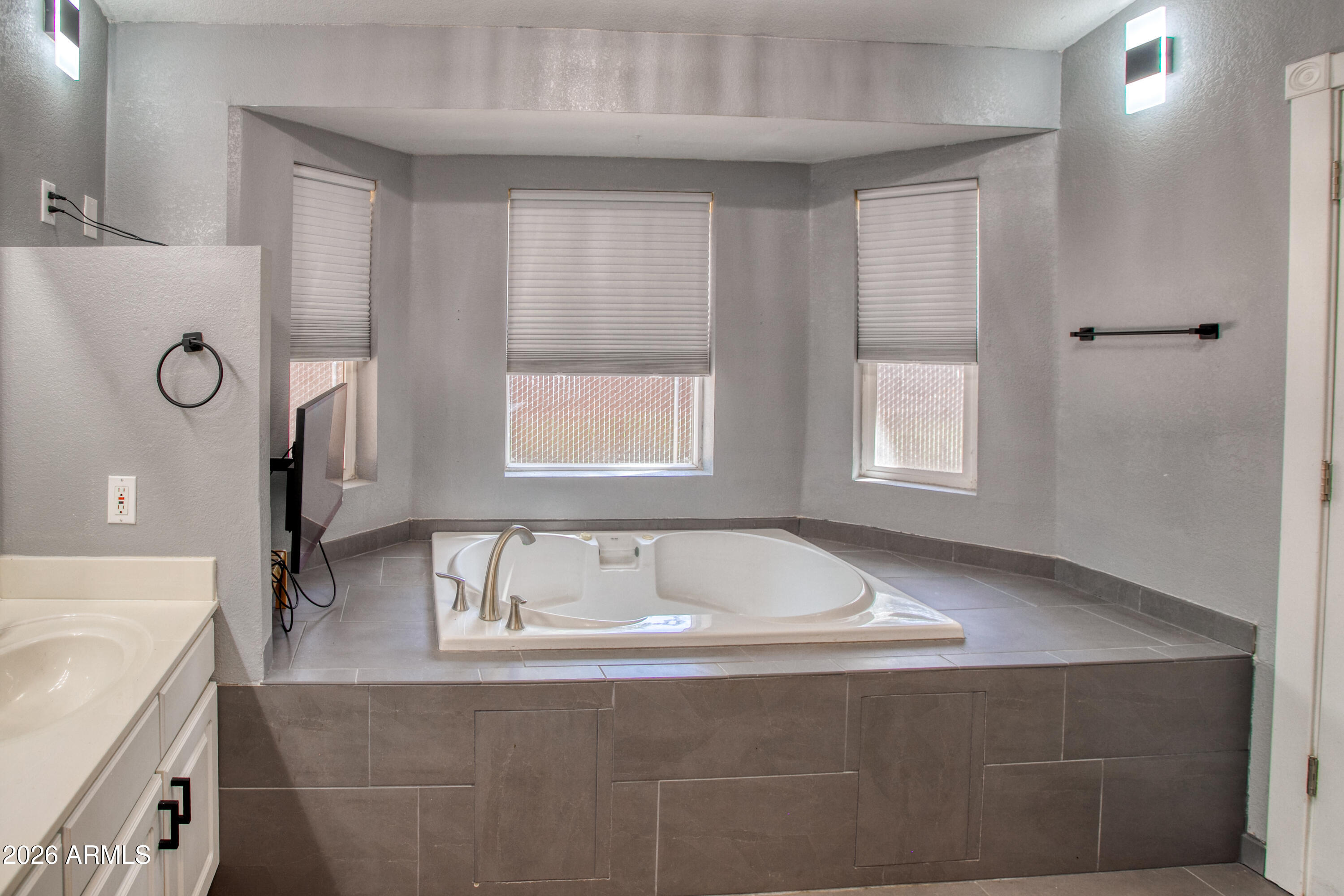 5349 Bear Run Road Lakeside, AZ 85929 - Photo 37 of 47 Primary Jetted Tub