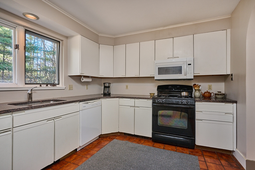 494 Station Road Amherst, MA 01002 - Photo 13 of 42