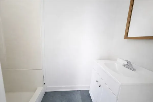 $950 | 110-112 Seneca Street, Unit 5, Geneva City, NY 14456