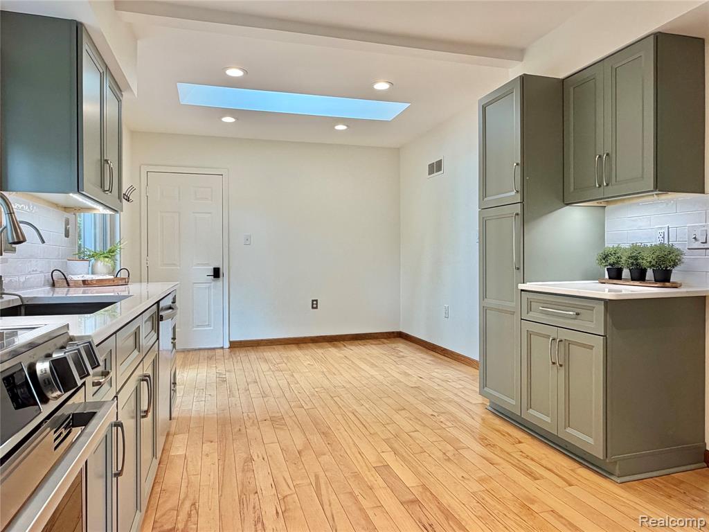 306 Michelson Road Rochester Hills, MI 48307 - Photo 9 of 32