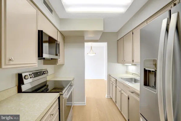 $425,000 | 3800 Fairfax Drive, Unit 807, Arlington, VA 22203