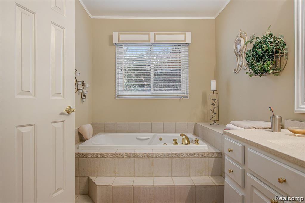 35931 Smithfield Road Farmington, MI 48335 - Photo 21 of 46 IMG_8993.jpg