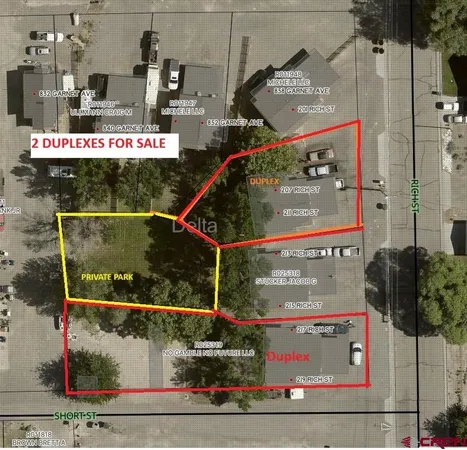 a sign that is on the wall of a street