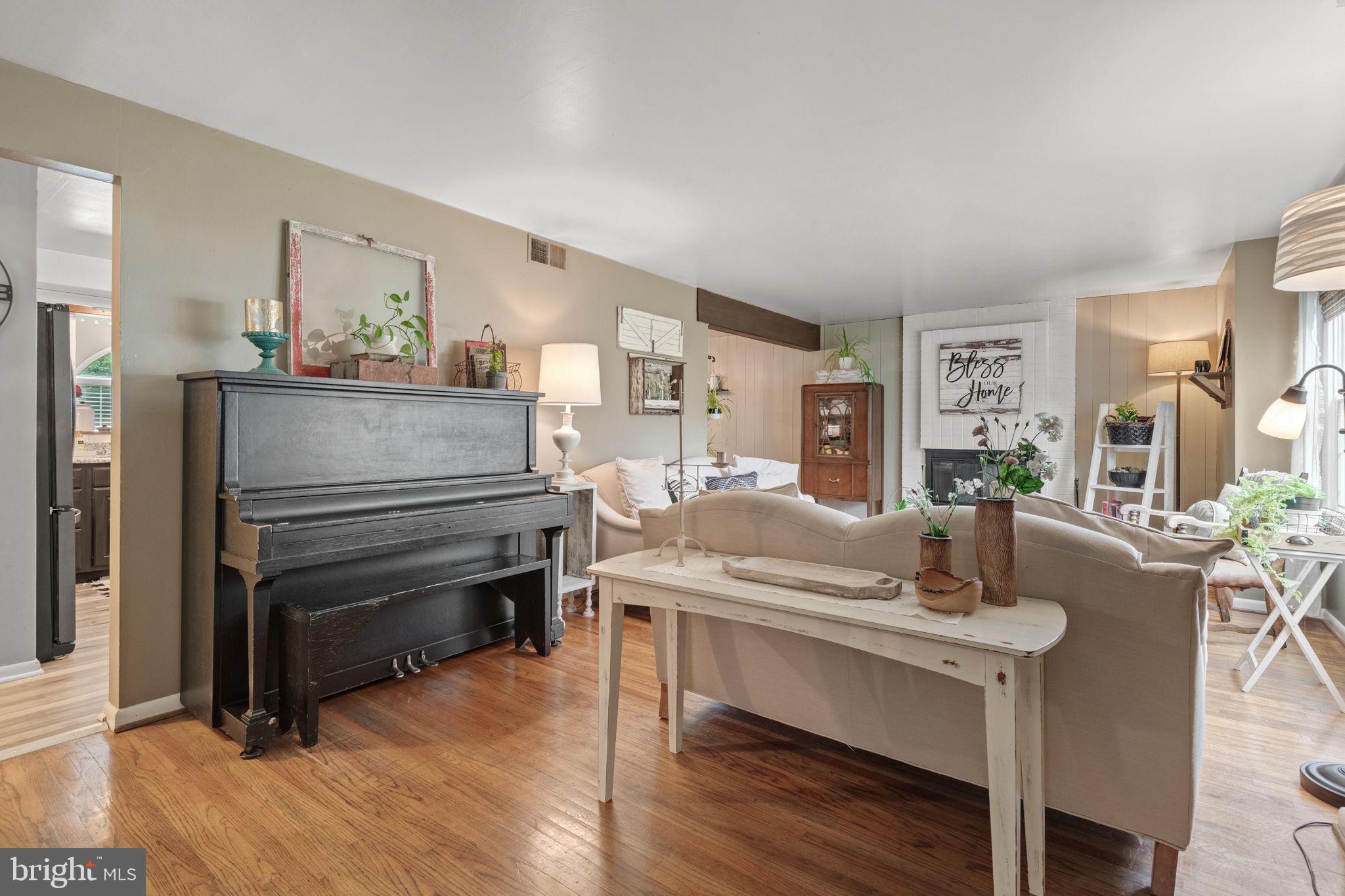 1818 Longview Drive Lancaster, PA 17601 - Photo 5 of 49 a living room with furniture and a wooden floor
