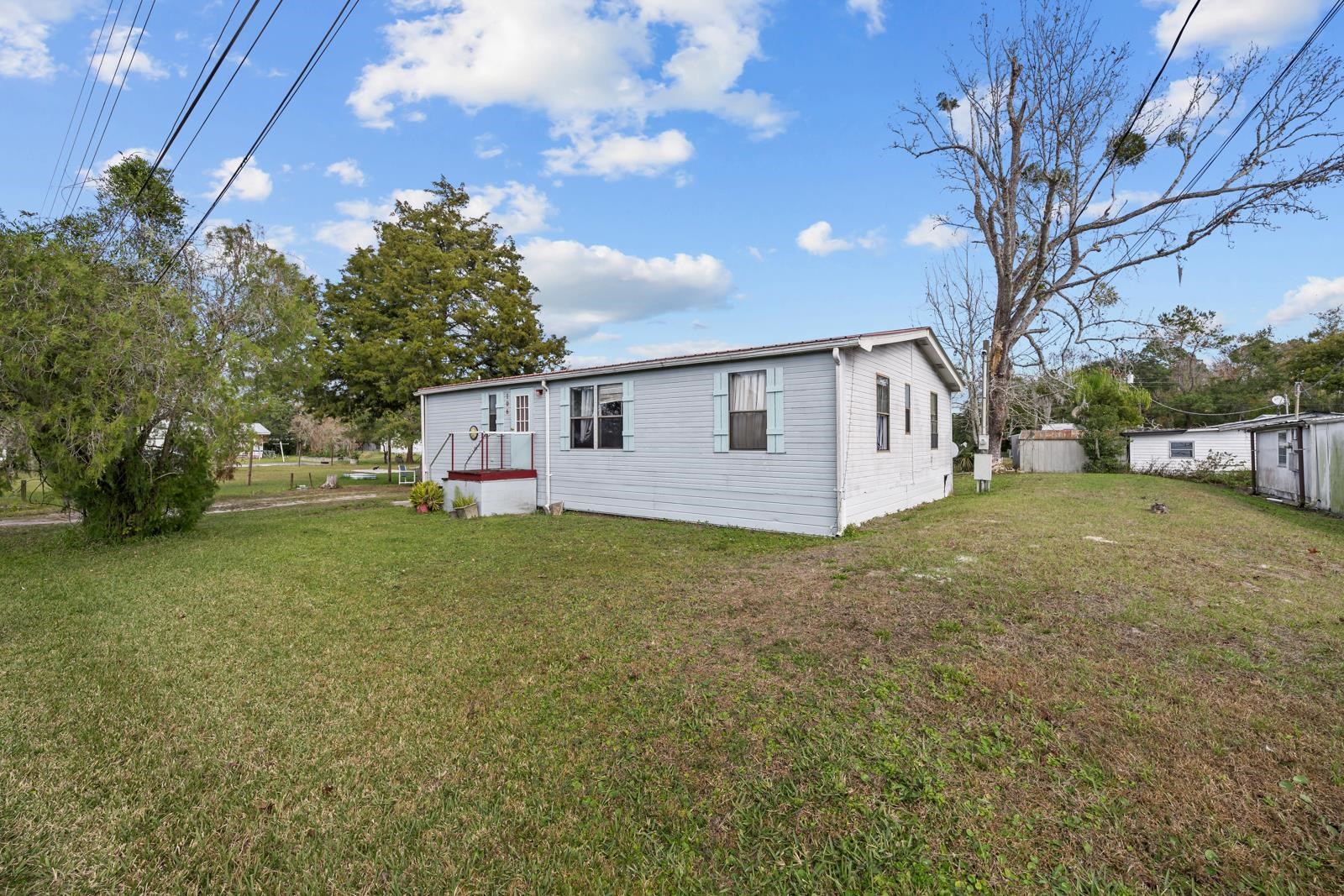 a view of a house with a yard